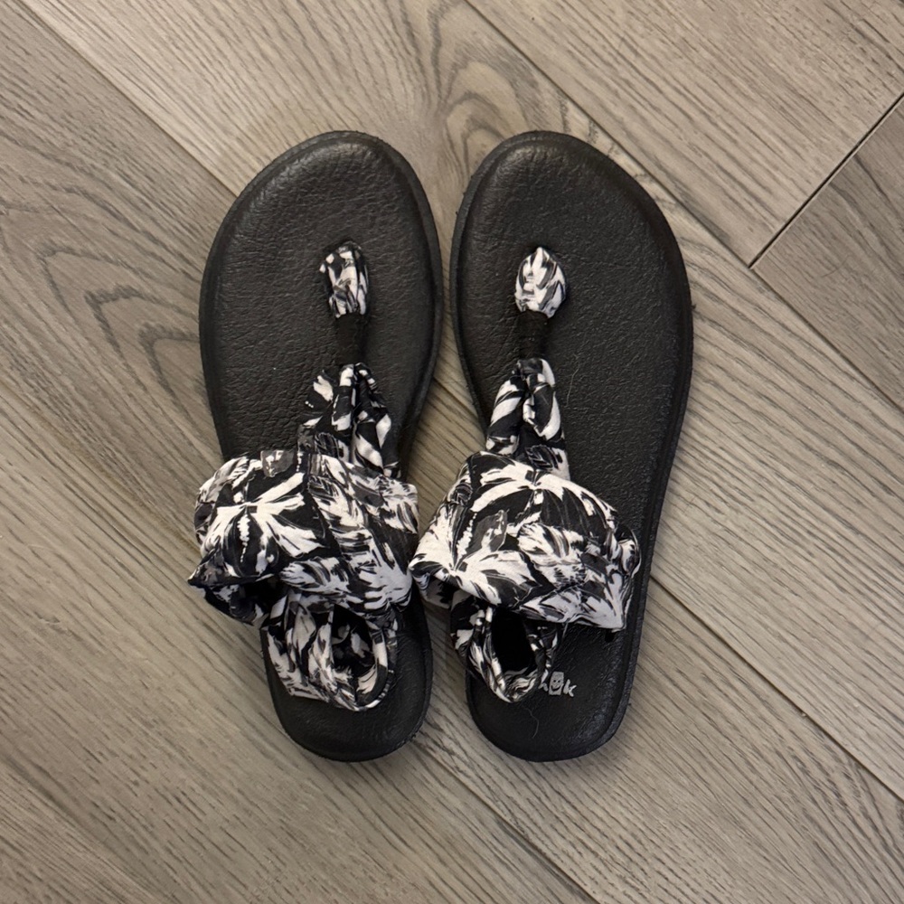 Sanuk Black and White Women's Sandals